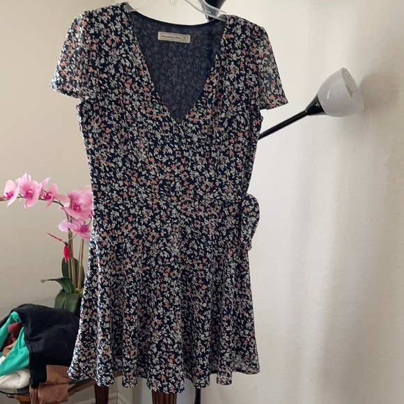 abercrombei$Fith Dresses & Skirts - abercrombie &Fitch size M color dark blue and floral
